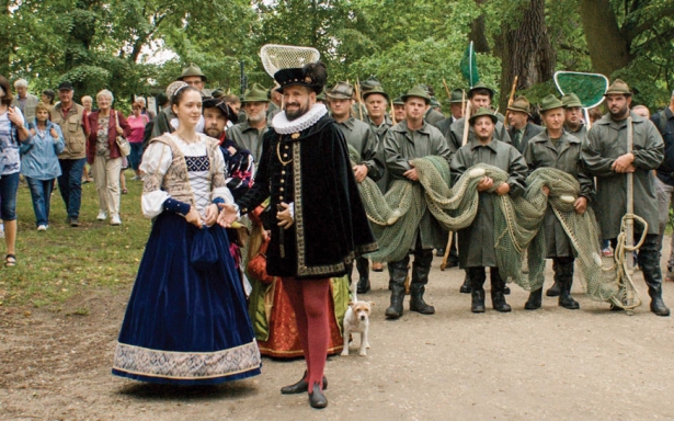 Rybářské slavnosti v Třeboni zahájil průvod regenta Krčína s doprovodem